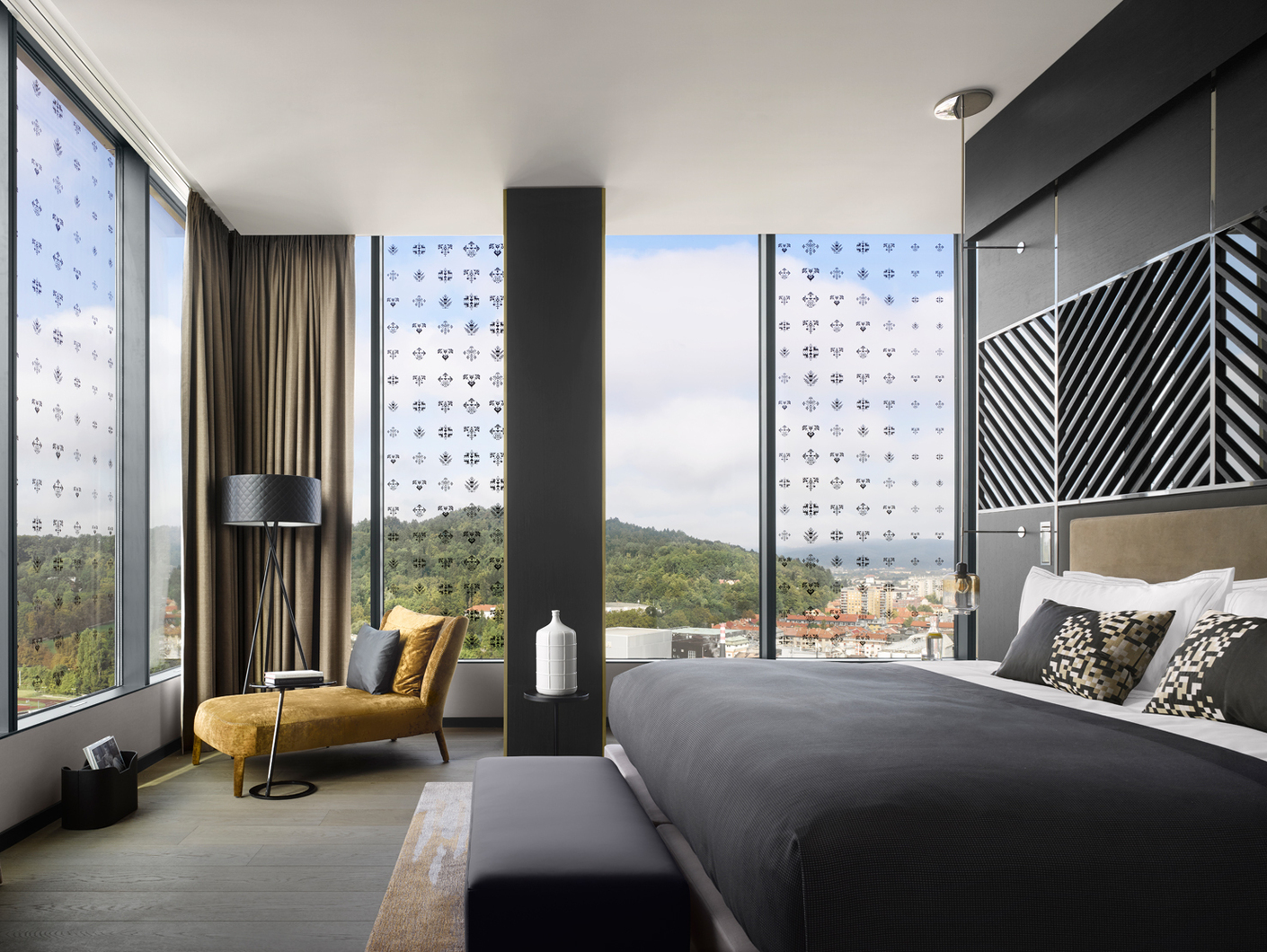 The spacious rooms of the 21-storey hotel offer a magnificent panorama thanks to floor-level windows.