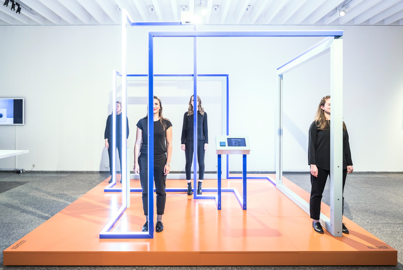 Entwickelt haben die Installation in Zusammenarbeit mit Jung vier Master-Studentinnen der Detmolder Schule für Architektur und Innenarchitektur: Sarah Gmelin, Marielle Kanne, Mona Makebrandt und Marisa Spieker.
