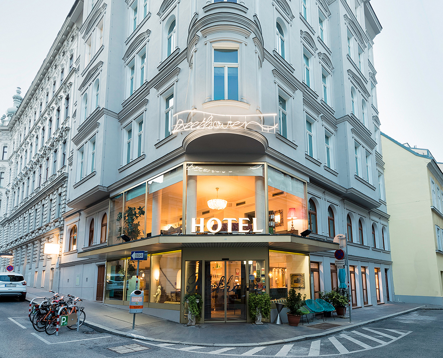 Located centrally between Vienna’s Naschmarkt and the Secession Building, the four-star “Das Beethoven” has been transformed into a charming boutique hotel by the interior designers at Quas.