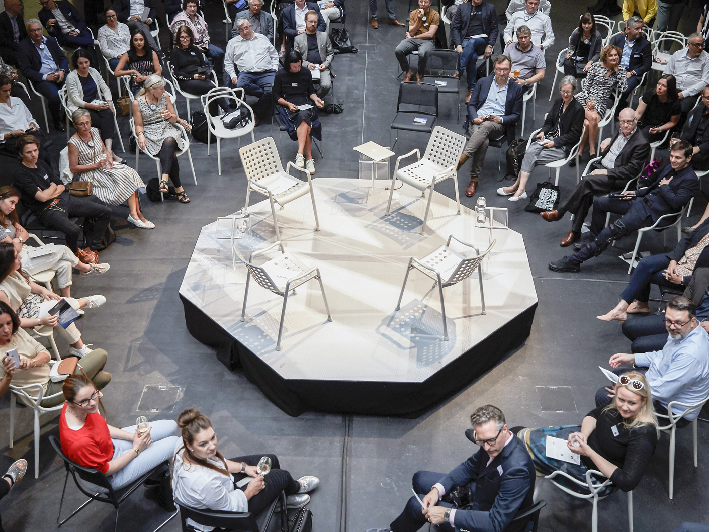 Gespanntes Warten: Noch sind die vier Stühle auf der Bühne beim "Architecture during Art Symposium" im Laufen Forum unbesetzt.