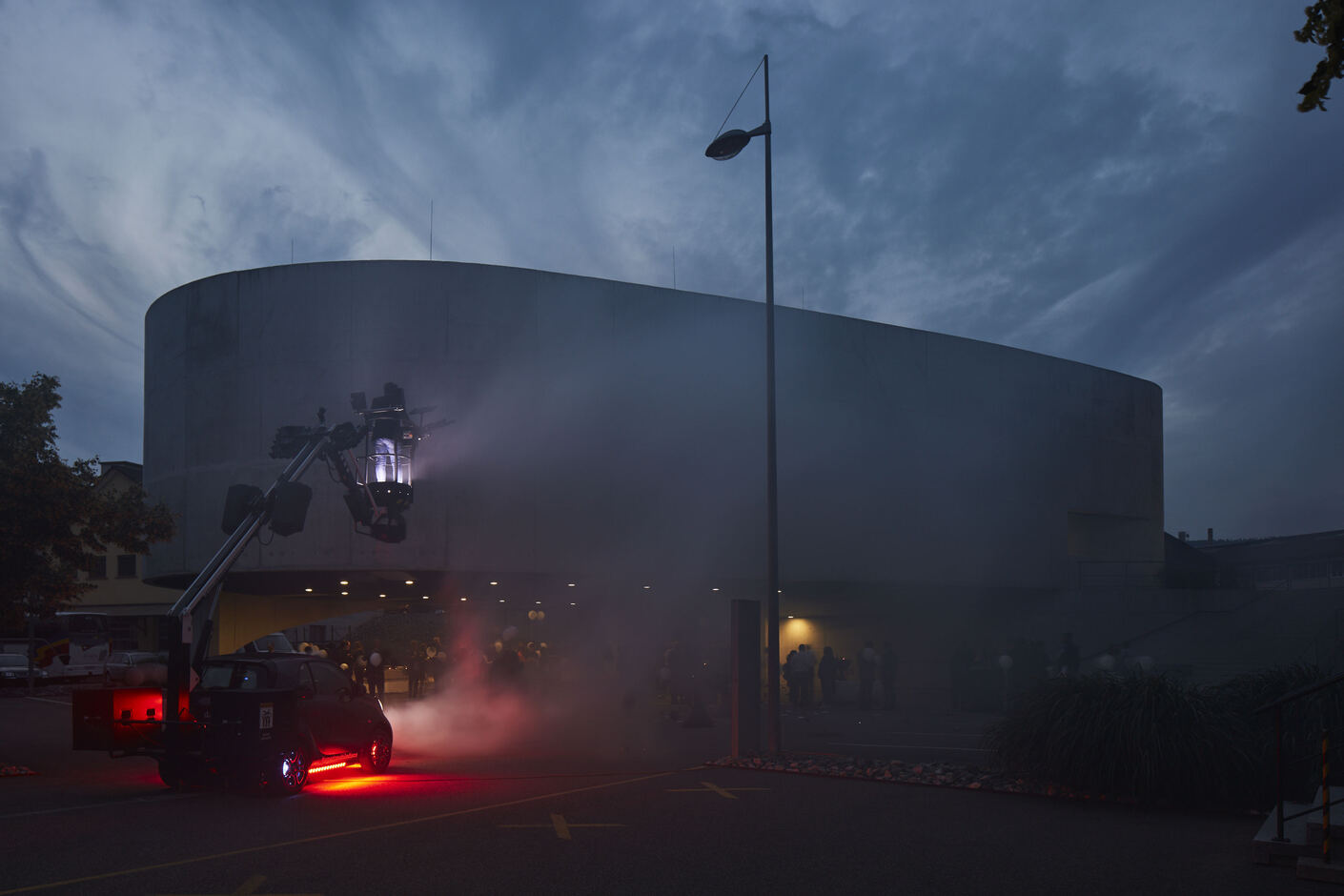 Die "Smart Mobile Disco", ein Entwurf von Konstantin Grcic, taucht das Laufen Forum zum Abschluss der Veranstaltung in farbiges Licht und Kunstnebel.