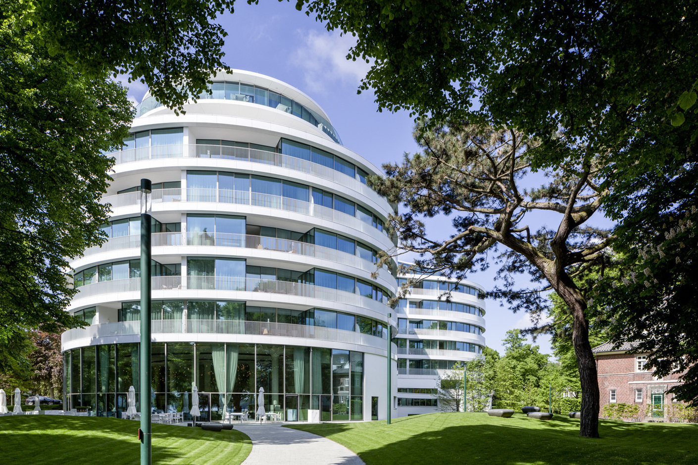 The sophisticated facade design alone required a general contractor with many years of experience in a combination of ceramic tiles, glass and metal.