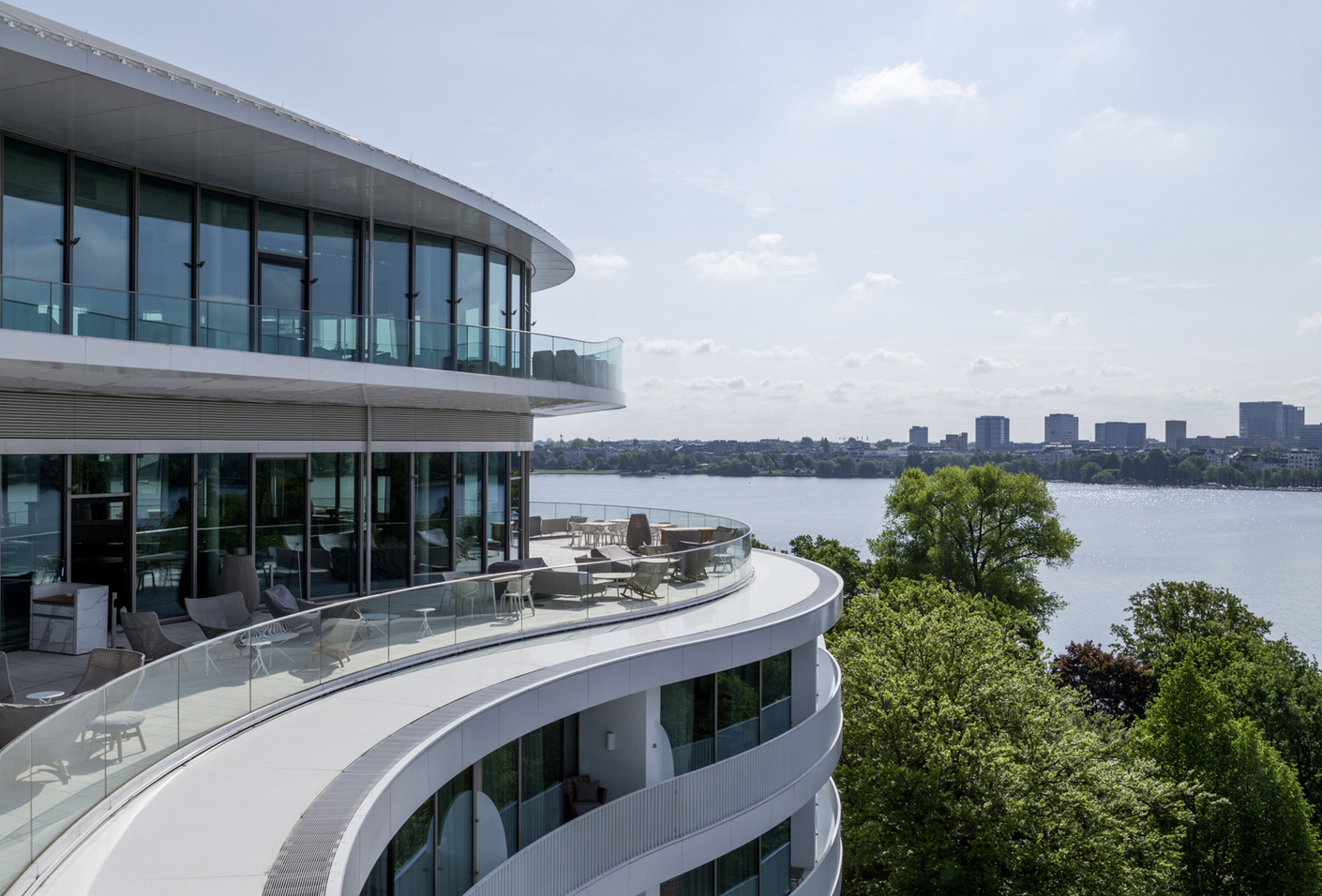 In contrast to the typical Hamburg building material red clinker, the façade offers a radiant interplay with the nearby water.