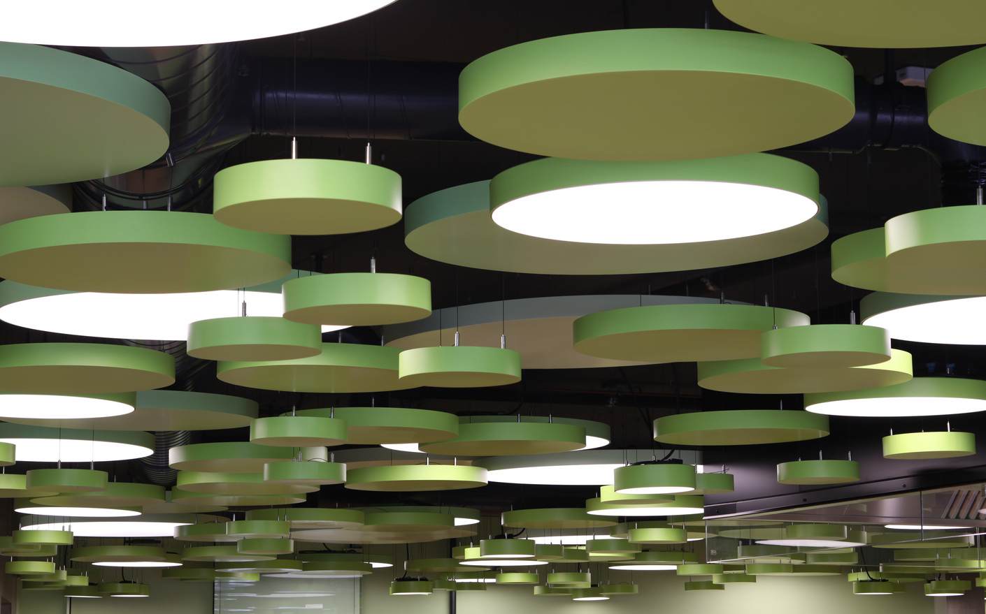 Round “Lumeo®-R” pendant luminaires were suspended at different heights using metal “Tomeo®-R” elements.