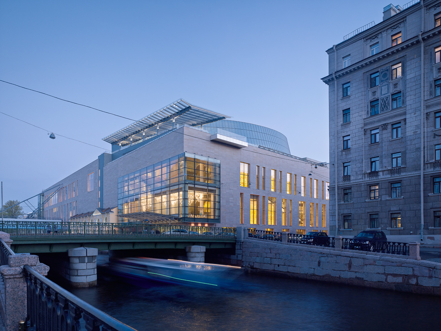 Der zehnstöckige Neubau für das Mariinsky-Theater, auch "Mariinsky II" genannt, befindet sich am Krjukow Kanal direkt gegenüber dem Altbau aus dem Jahr 1860.