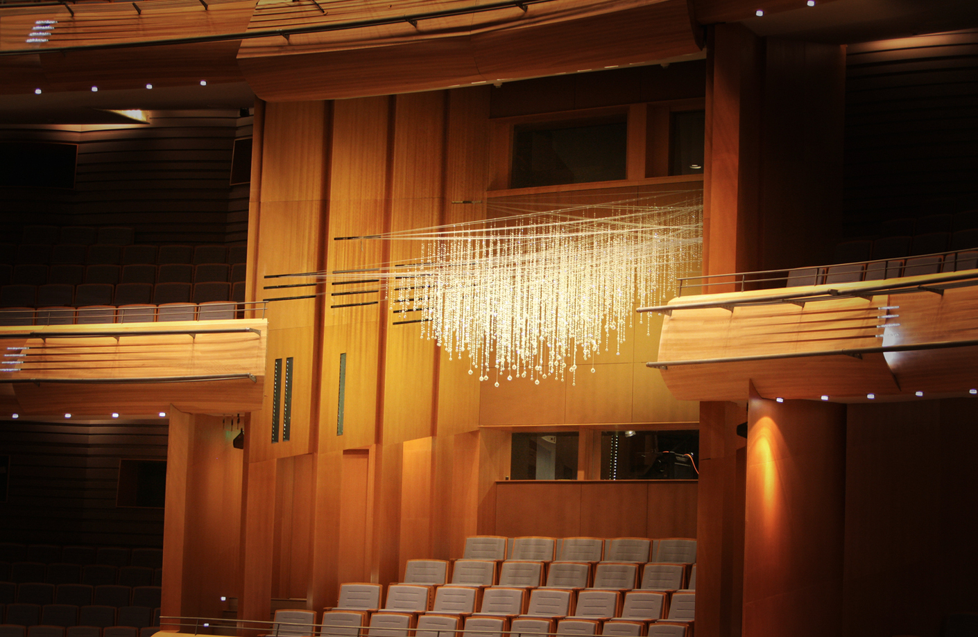 Im Mariinsky-Theater strahlen vom Foyer bis zum Auditorium 130.000 Swarovski-Kristalle in Form von Kronleuchtern und Verzierungen.