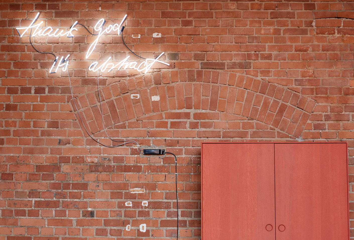 Kommode KIN BIG – Design: Mathias Hahn, 2016 Meisterzimmer #3, Kunst: Jana Gunstheimer