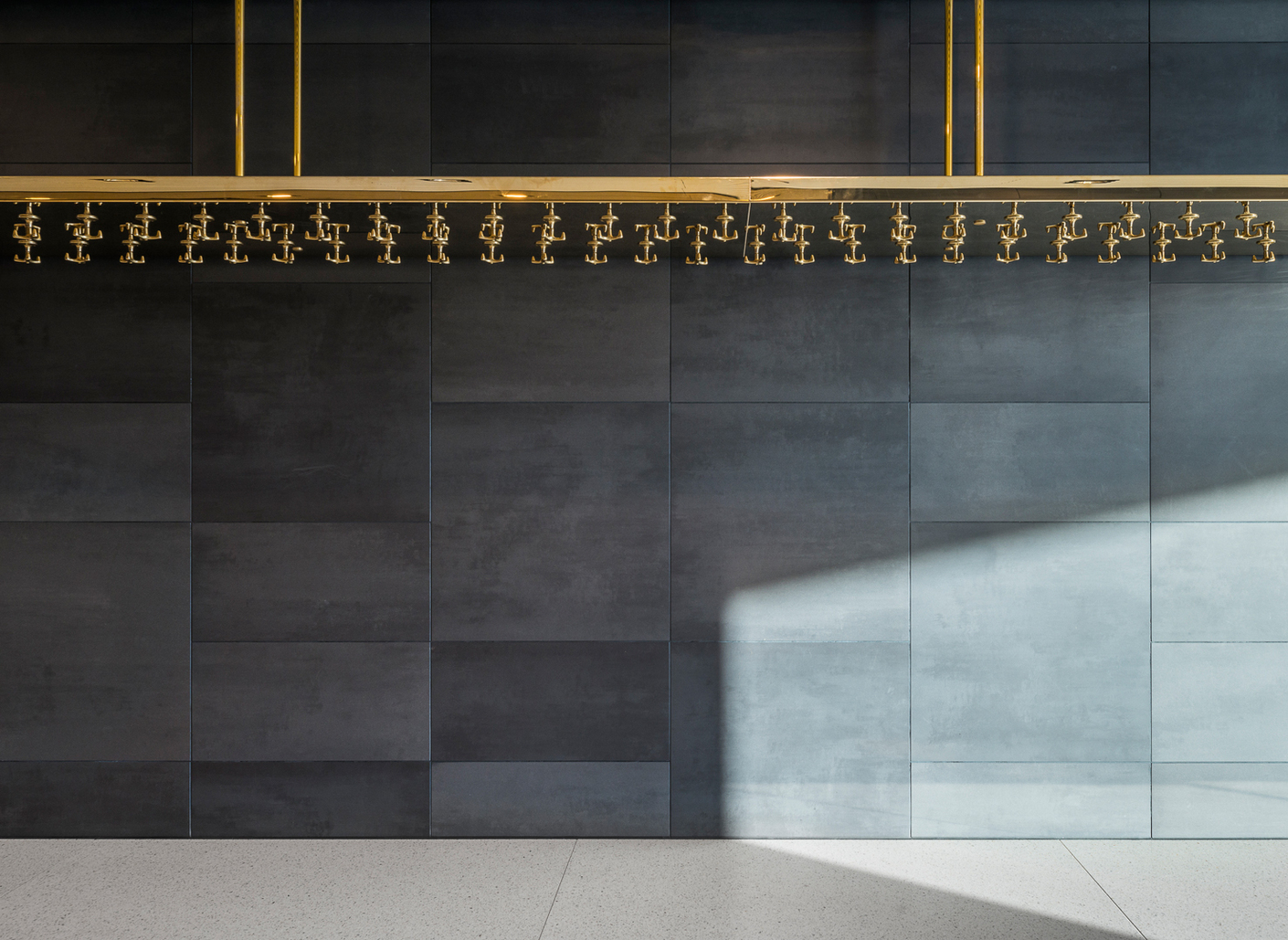 Jede Fliese ist ein robustes Unikat - in der Kombination aus verschiedenen Formaten ergibt sich so ein dynamisches Bild mit optischer Tiefe.