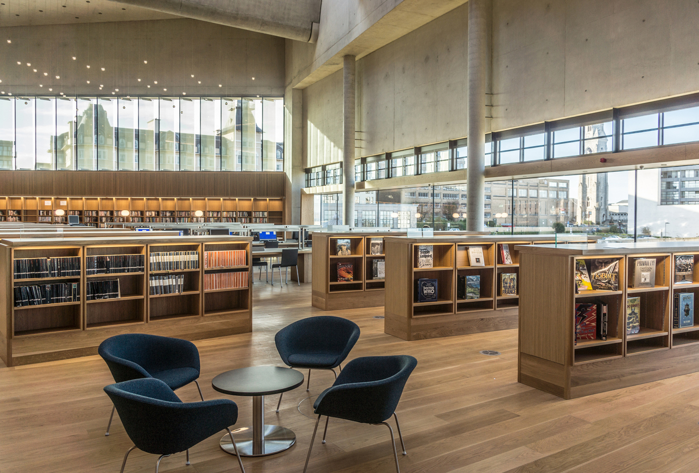 Die Architekten Carr Cotter & Naessens entwarfen das dreistöckige, mit Granit verkleidete Gebäude, dessen Holzböden und großzügige, helle Räume eine angenehme Leseatmosphäre bietet.