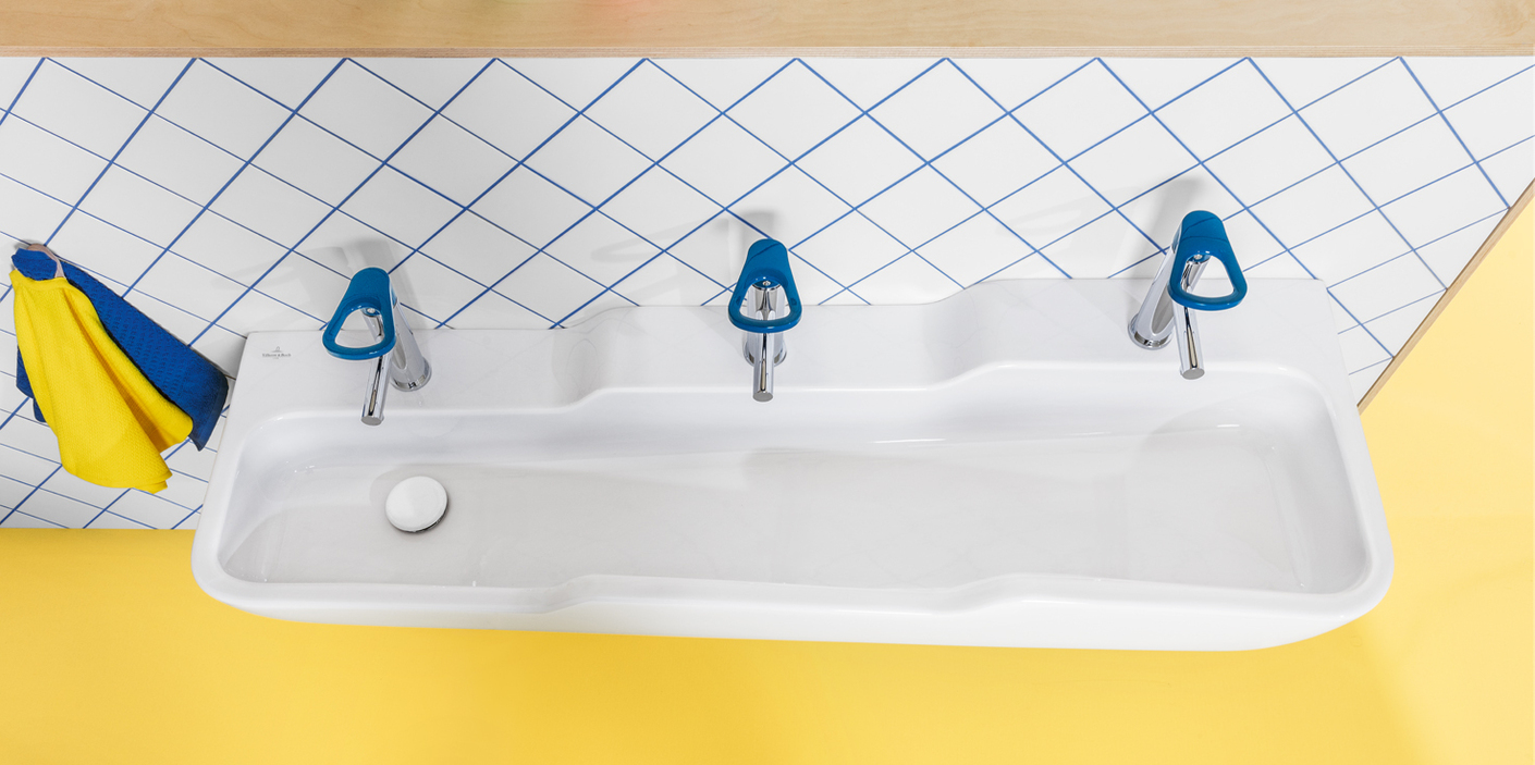 Over a length of 130 centimetres, the row washbasin offers various heights and depths, which are adapted to different age groups.