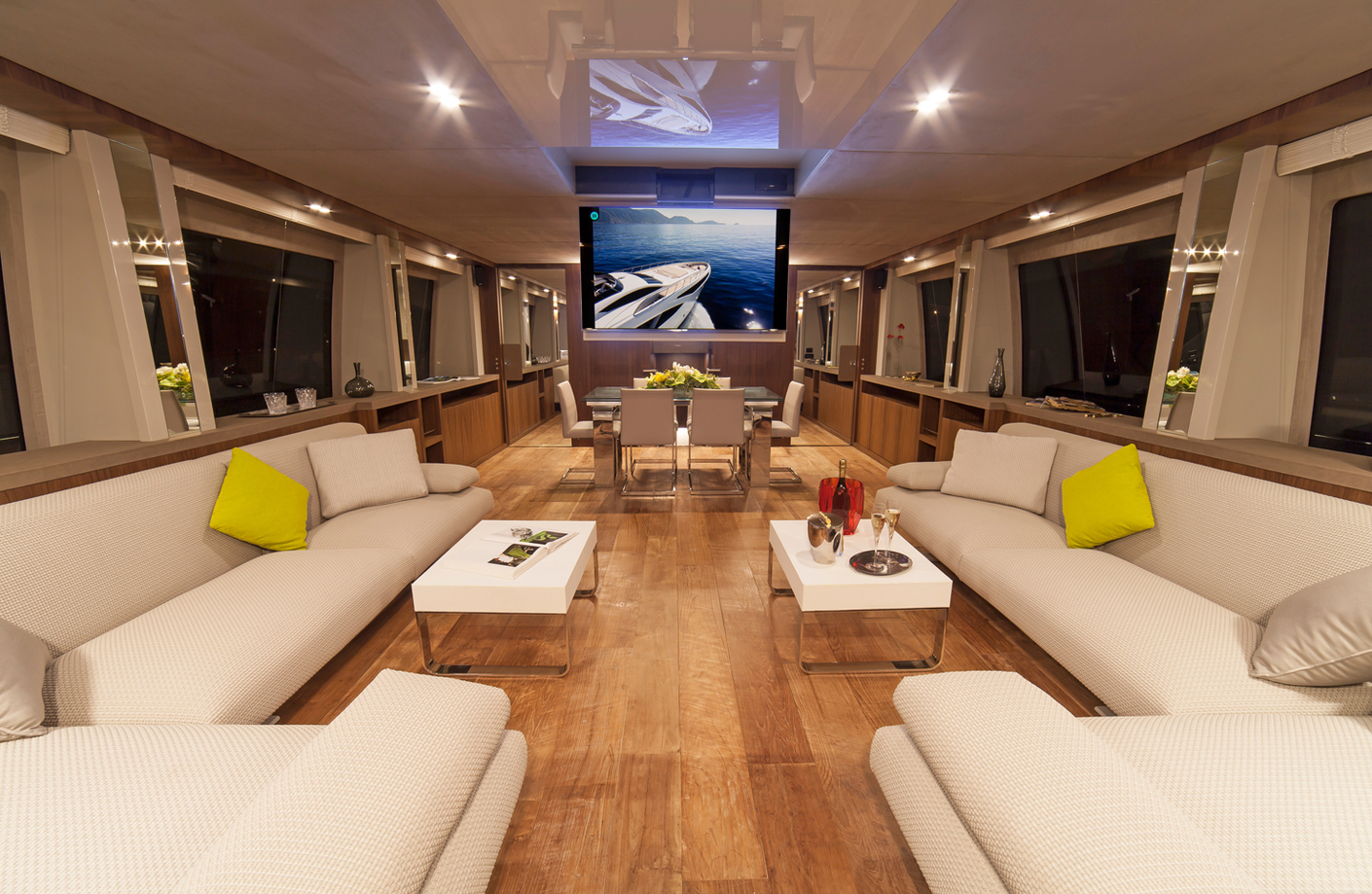 Für das Interior Design der Superyacht hat die Gruppo Permare das modulare Sofa "Move" von Paola Lenti ausgewählt.