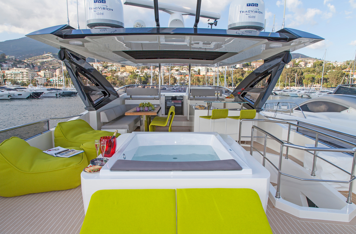 Blick auf Monaco: An Deck der Superyacht "Amer Cento Quad" sitzt man auf Paola Lentis Sonnenbetten "Rams" und Sesseln "Float".