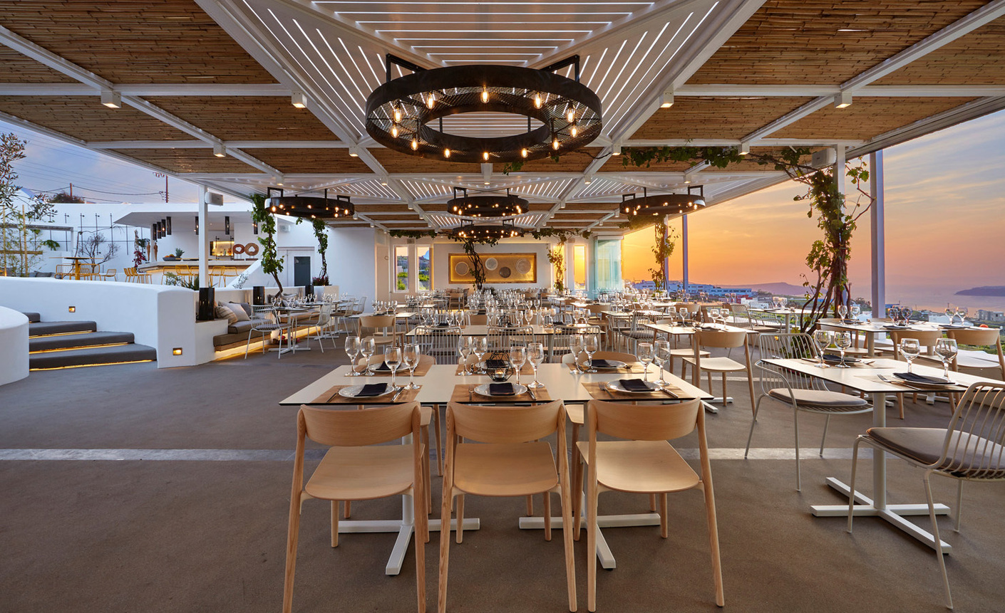 Floor-to-ceiling windows, some of which may be opened fully, leave the halls awash in daylight and afford as unobstructed a view of the landscape as possible.