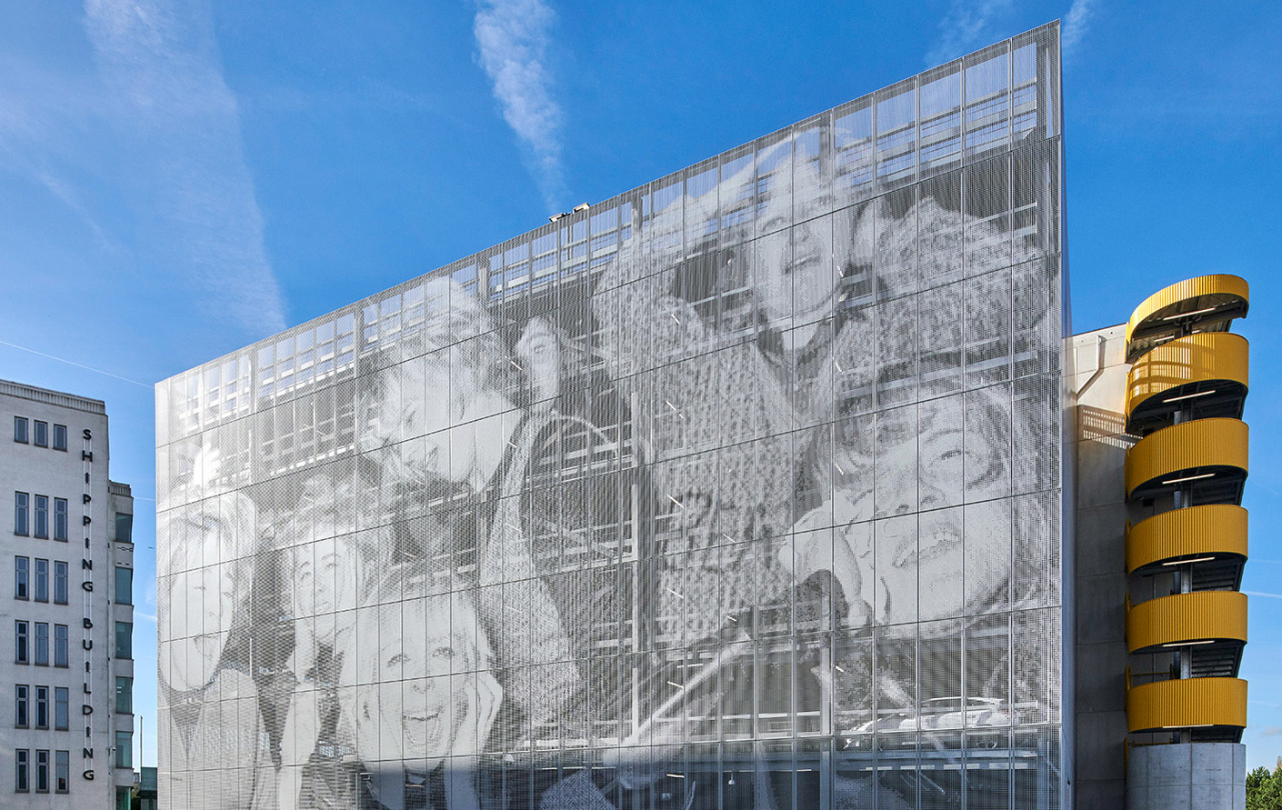 Die Fassade des Parkhauses wurde mit 3.500 Quadratmetern Lochblech von RMIG verkleidet.