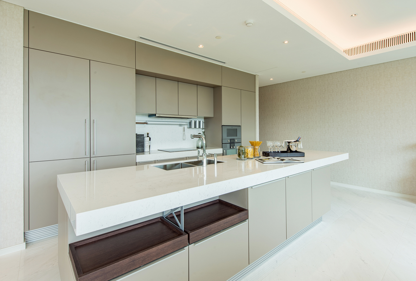 The project developers Siam Sindhorn Co Ltd. have selected sand-grey fronts for the cooking area in order to integrate it discreetly into the room concept.