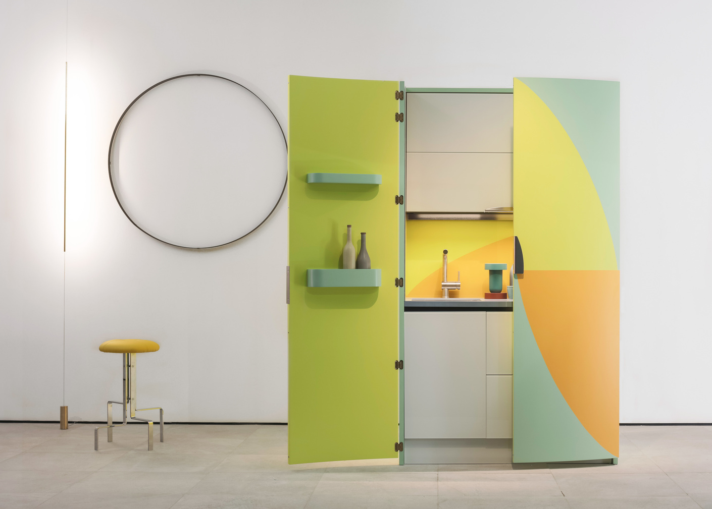 Expressiv oder minimalistisch: Sanwa aus Japan arbeitet mit italienischen Designern zusammen. Alessandro Mendini schuf die Schrankküche "AM 01".