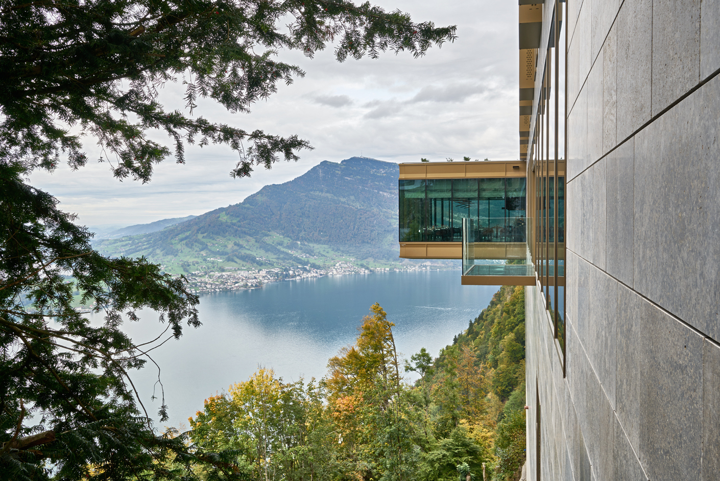 Das vorgelagerte Restaurant bietet einen besonderen Panoramaausblick über den nahen Vierwaldstättersee.