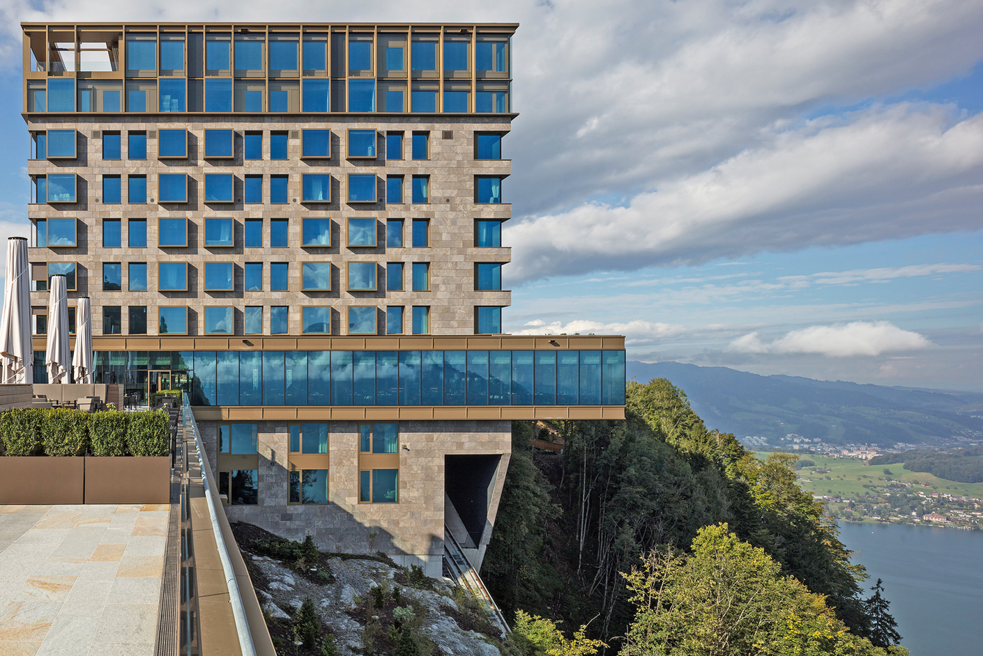 Das Fünf-Sterne-Superior Hotel Bürgenstock von Rüssli Architekten liegt am steilen Felsen vom Bürgenberg.