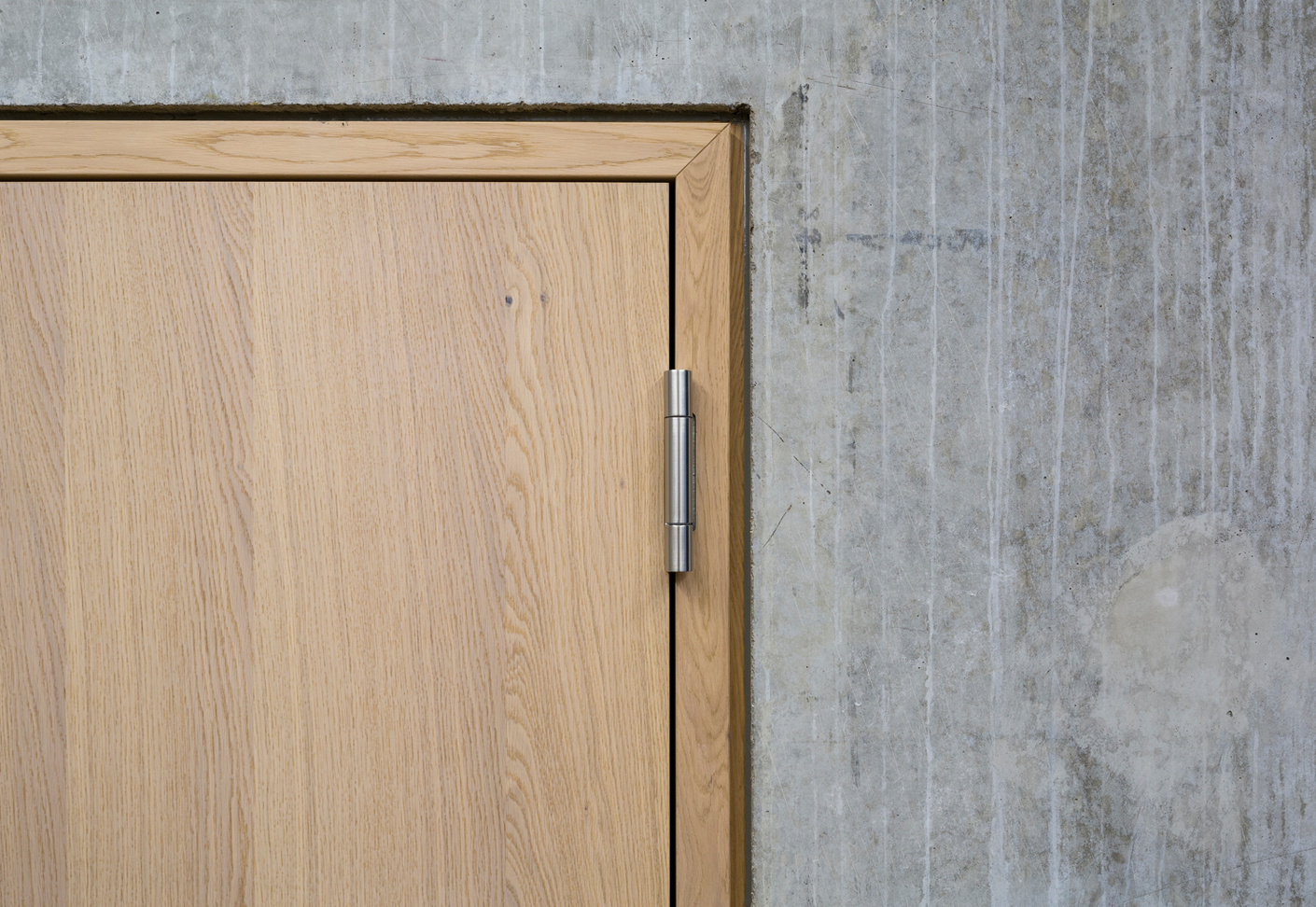 The heavy wooden doors are not a problem for the Variant VX hinge system - they can firmly hold loads of up to 400 kilograms.