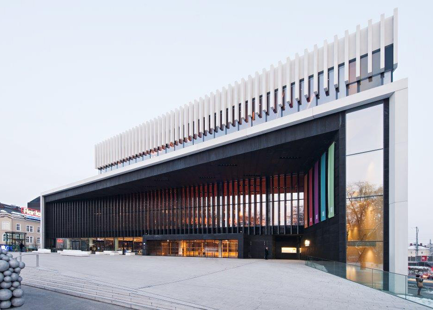 The Musiktheater’s timeless aesthetic by the British architect Terry Pawson results from the high-grade materials and reduced formal language used.