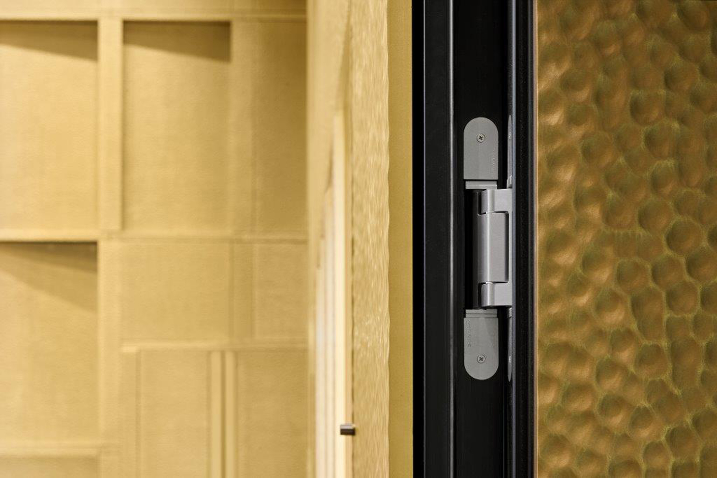 The planners decided to use the concealed "Tectus TE 640 3D" hinges for the 110 Millimeter-thick sound-proof doors.