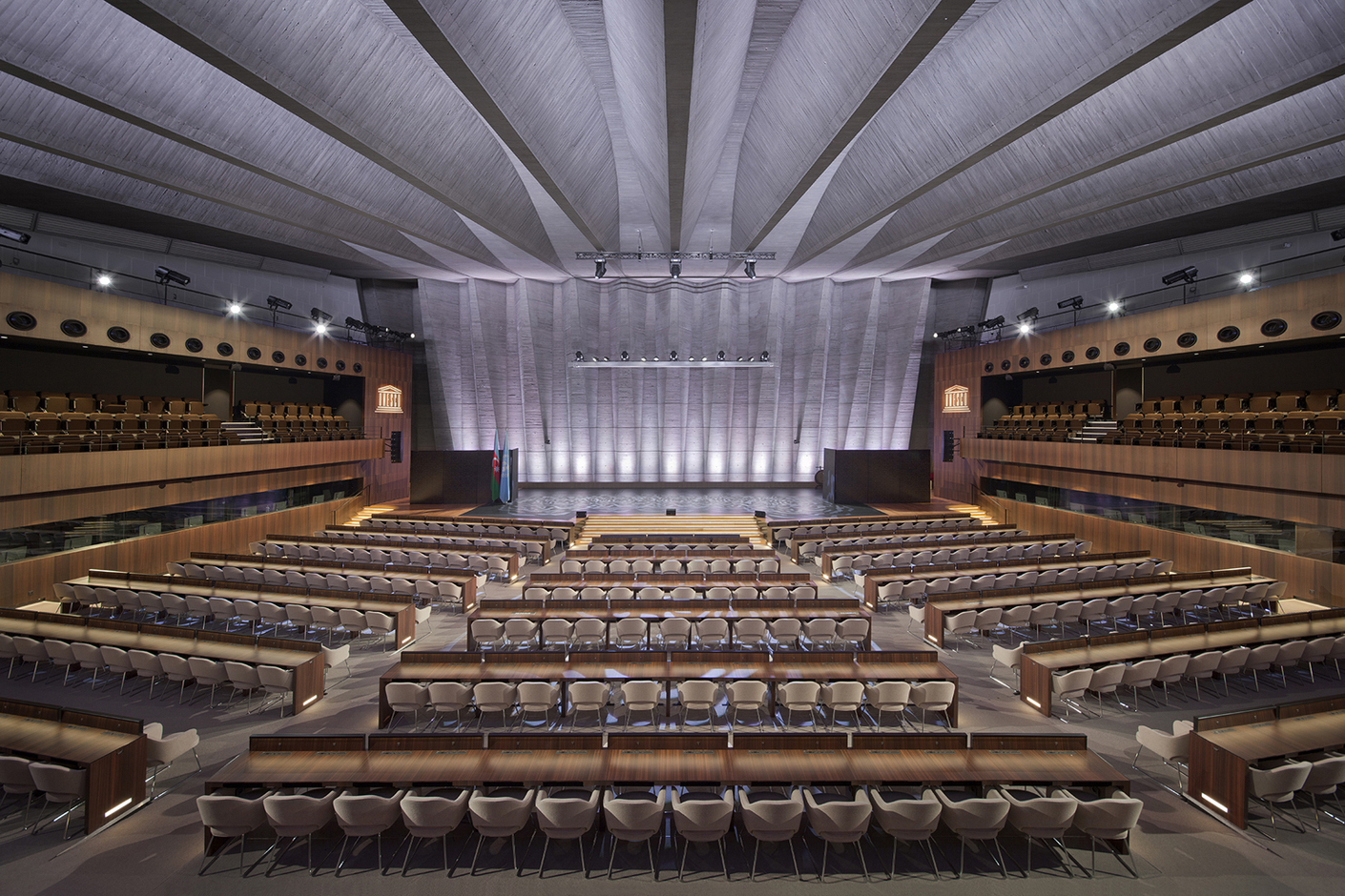 The Auditorium of the UNESCO headquarters in Paris impresses with generous dimensions.