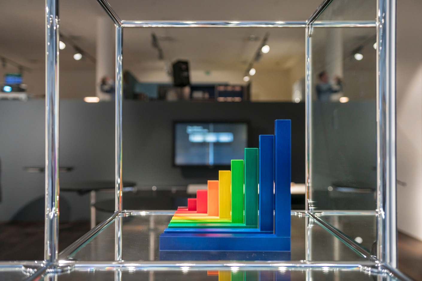 Versatile presenter: Together with five manufacturers, USM demonstrates the retail talent of the Haller modular furniture system in its German showrooms.