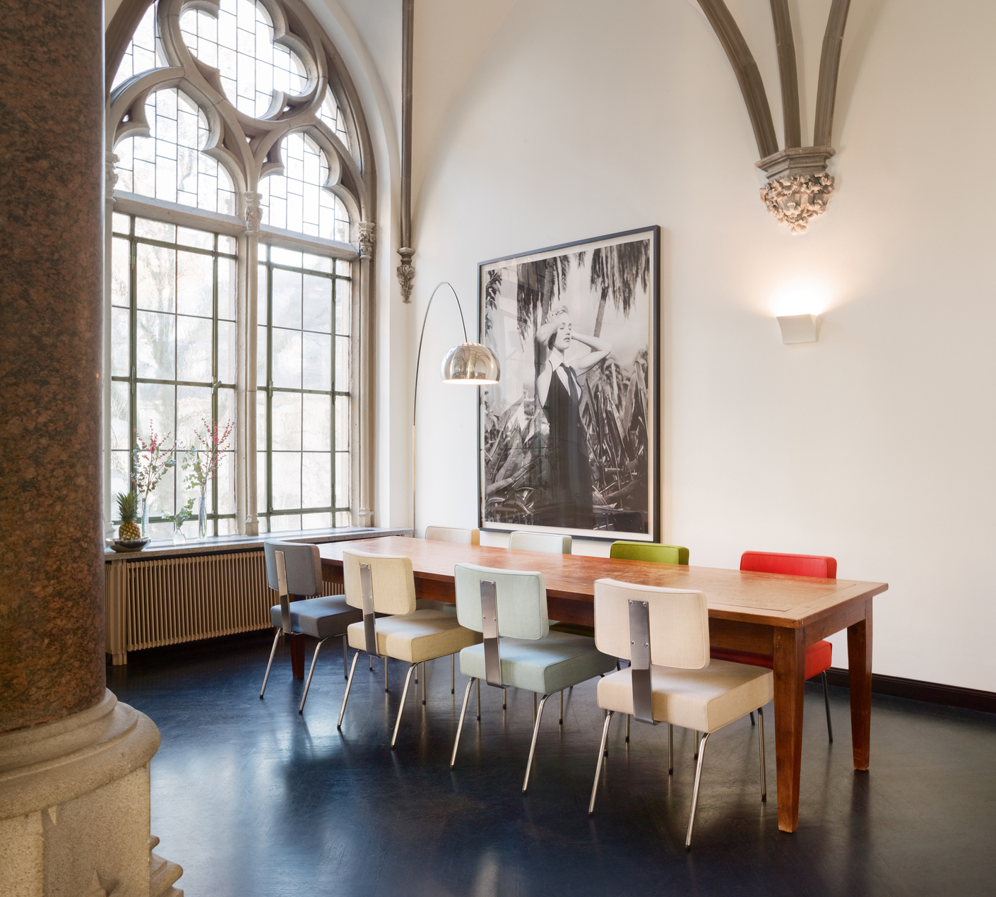 Springy Elegance: The "Tremaine Chair" symbolizes the "Martini-Modernism" of the early fifties in California.