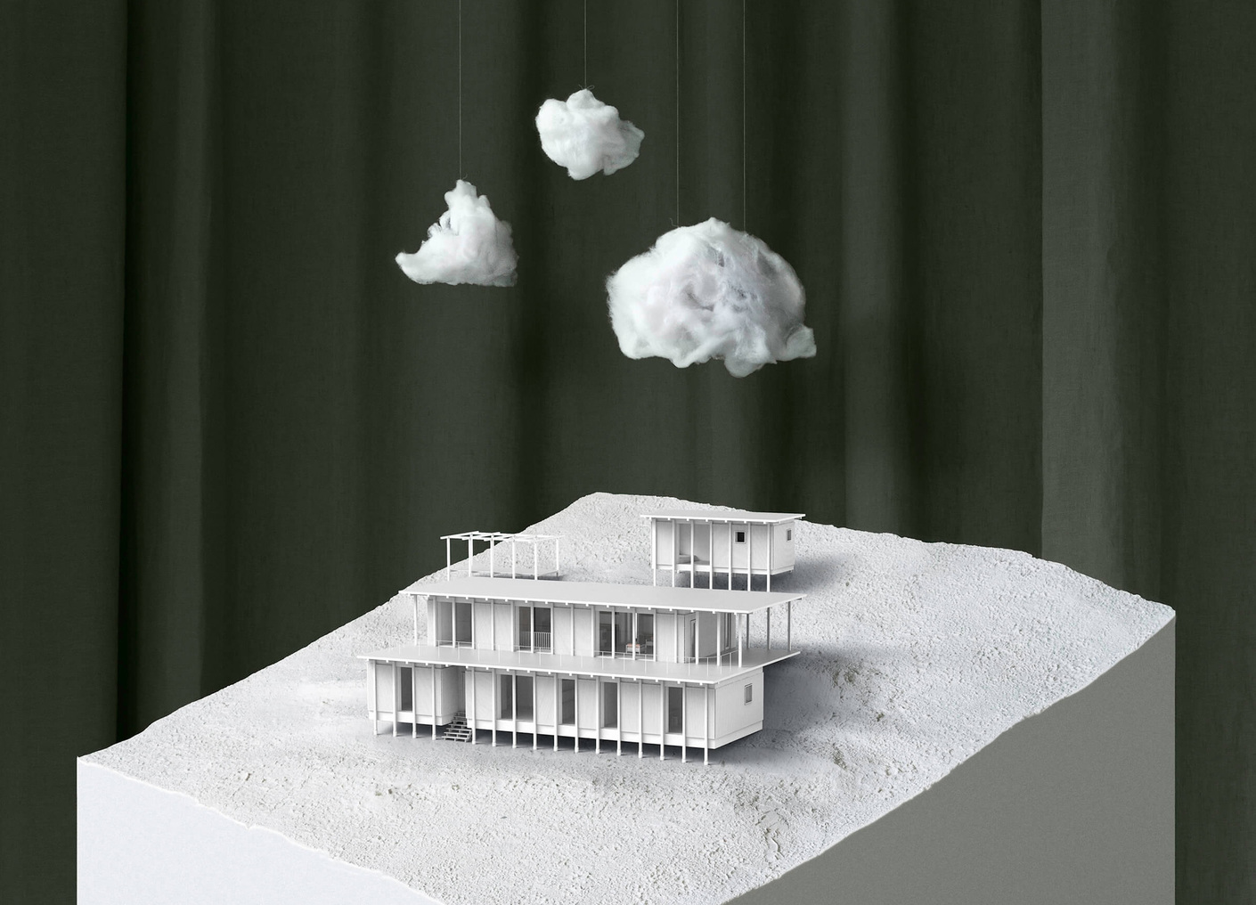 Um dem Passivhaus am Hang ausreichend Halt zu geben, hat Note Design Studio die Stockwerke wie Bungalows in Stufenform geplant.