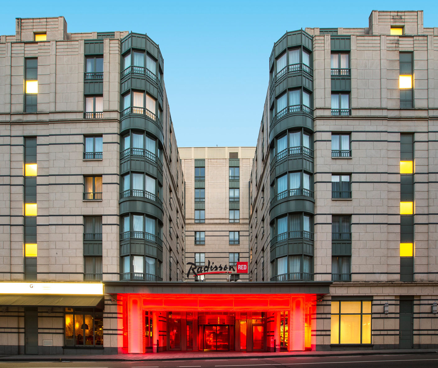 Gut sichtbar: Schon der Eingang des "Radisson Red" Stadthotels in Brüssel setzt einen klaren Fokus auf die Farbe Rot.