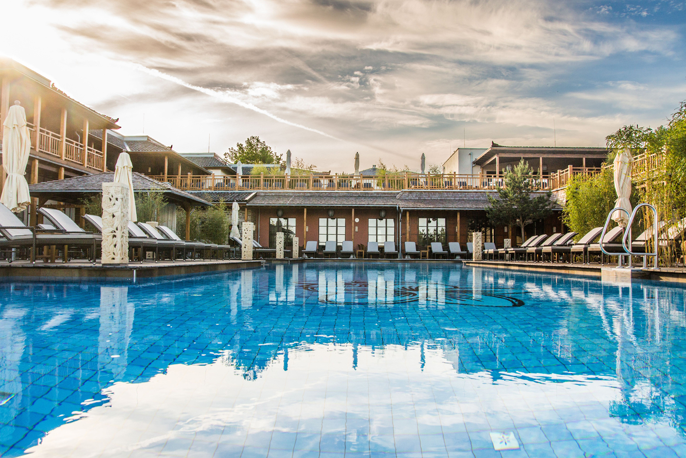 Für die Ausstattung des 180 Quadratmeter großen Pools hat der Bauherr Theune Spa Management Fliesen der Serie "Pro Architectura" von Villeroy&Boch Fliesen ausgewählt.