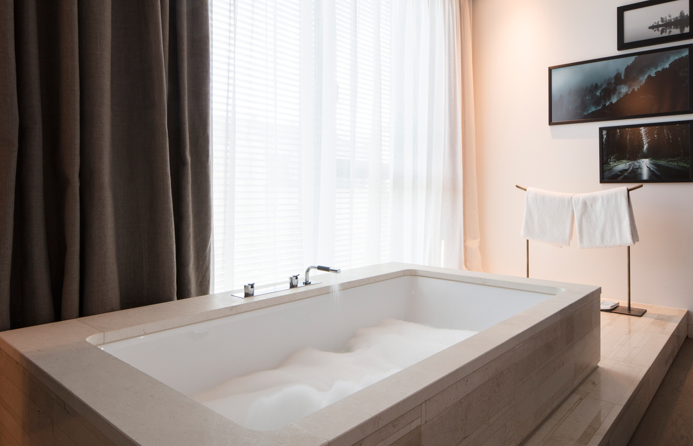 Für die großzügigen Badezimmer im Hotel Roomers in Baden-Baden wurden Armaturen von Vola eingesetzt.
