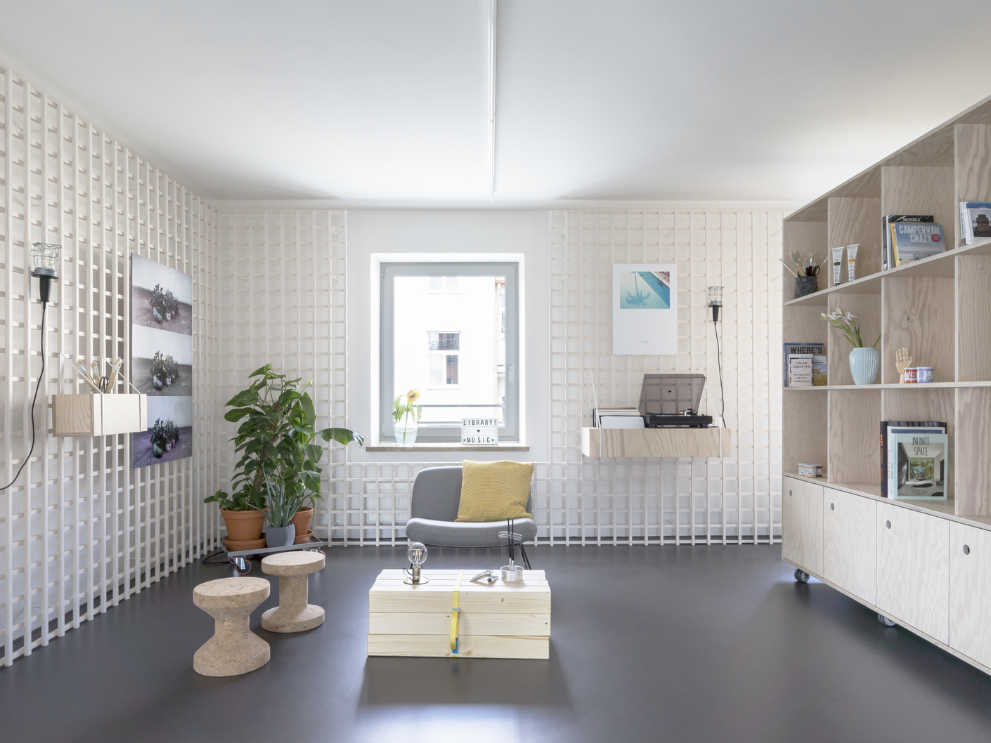 With untreated wood the architecture studio “Von M” kept the interior design of the creative space deliberately “unrefined”.