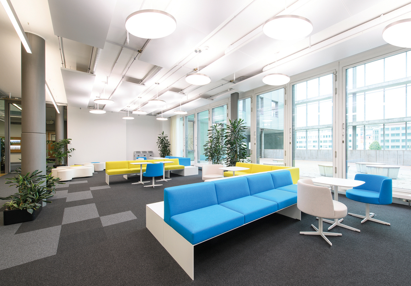 Die filigrane Pendelleuchte "Vivaa" setzt die offenen Kommunikationsbereiche in ein ideales Licht.