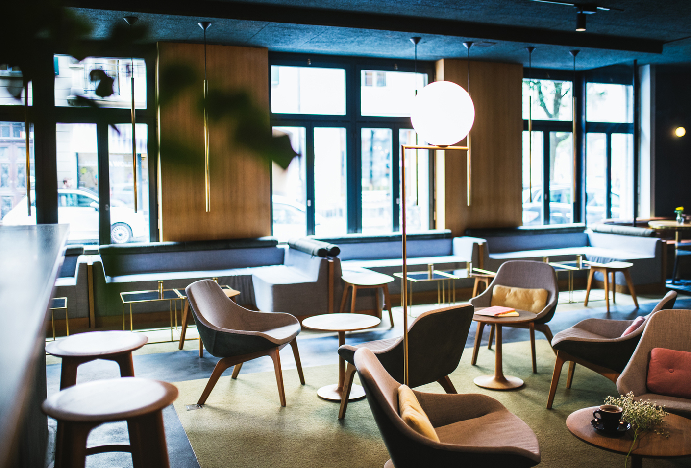 Mit sanft angeformten Armlehnen und bequemer Sitzschalenausformung sorgt der Sessel "Morph Lounge" für eine wohnliche Atmosphäre.