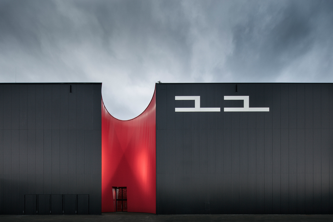 On closer inspection, the rectangular building’s black exterior turns out to be an industrial product that has undergone an elegant makeover.