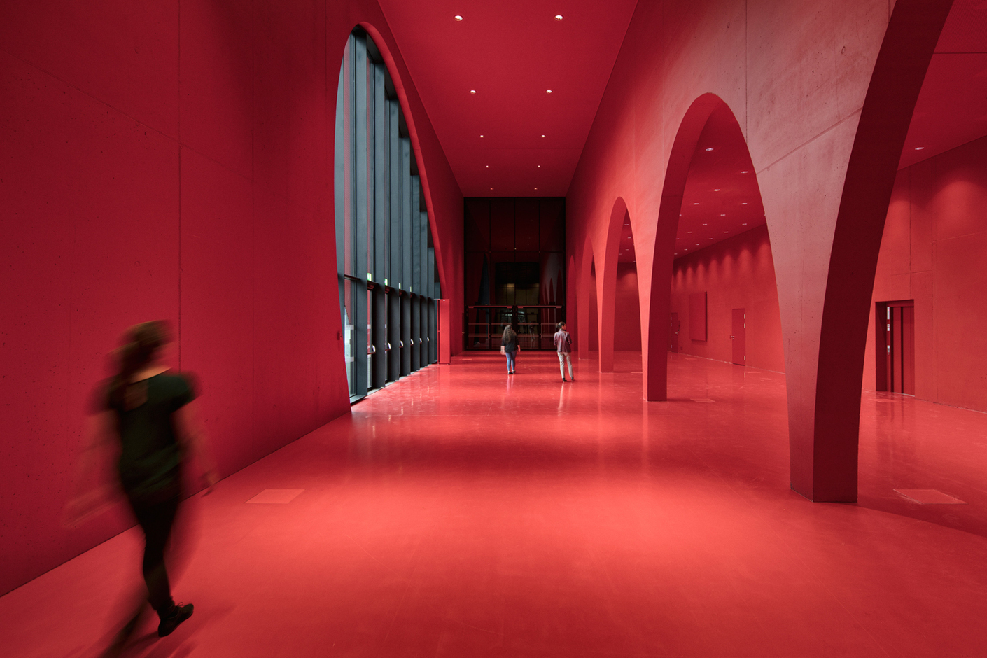 For the smaller halls and red foyers the choice was Zumtobel’s “Panos infinity”.