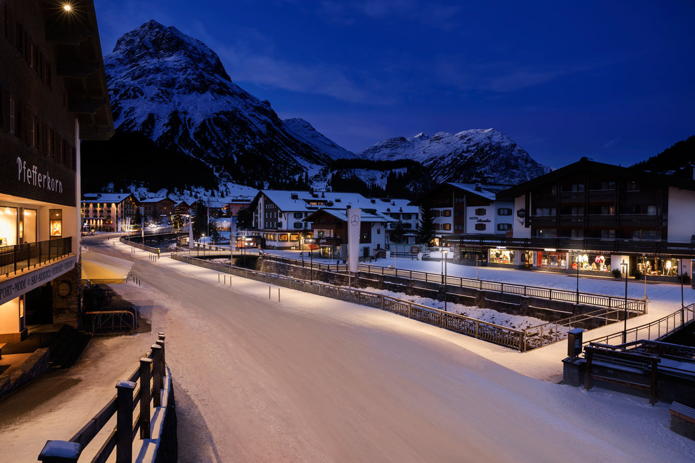 Die modulare Leuchtenfamilie "Supersystem outdoor" von Zumtobel sorgt auch in einer verschneiten Winterlandschaft für eine präzise Lichtlenkung.