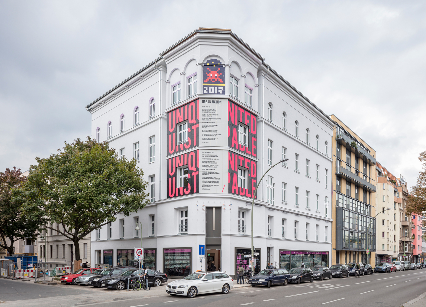 Die Außenwand des Museums dient ebenfalls als Ausstellungsfläche.