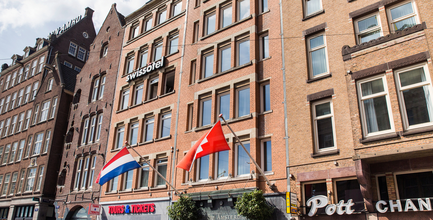 The building in neo-Roman brick architecture lies in the heart of Amsterdam old town – directly on Dam Square and in walking distance of a large selection of restaurants, stores and museums.