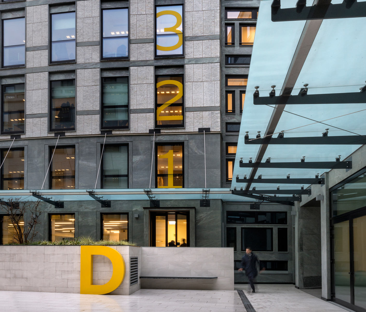 Arper has equipped a nine-storey building with office furniture in the old town of Milan.