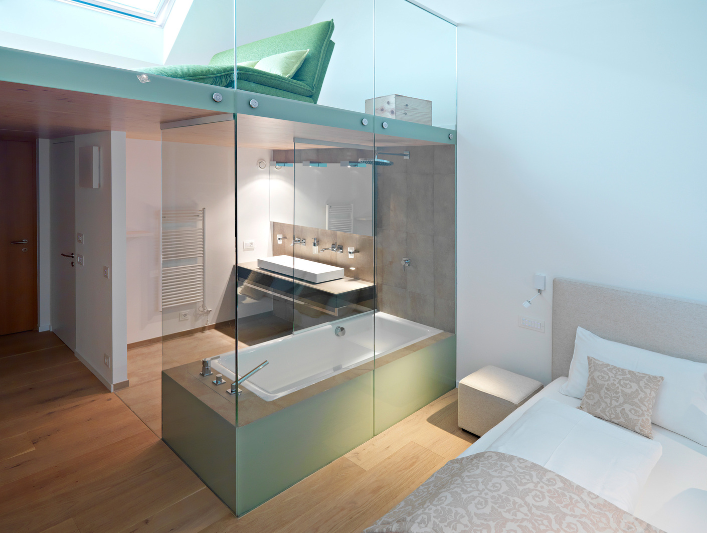 Open bath: The flowing transition to the living space granted generosity in the room.