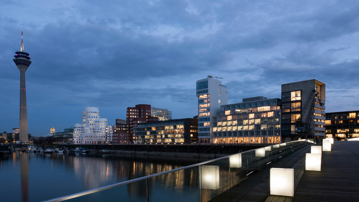 Der Zugang zum Showroom ist über die sogenannte "Living Bridge" möglich, von der man vor allem gegen Abend einen faszinierenden Ausblick auf die Architektur des Medienhafens hat.
