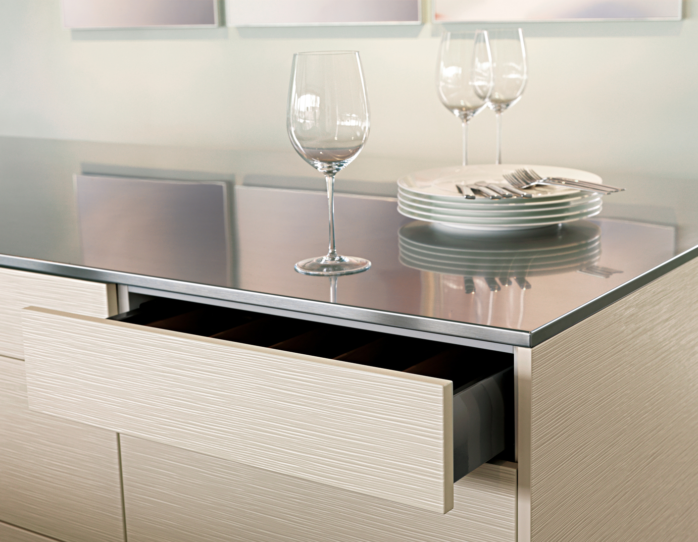 Die Schubladen und Schränke werden mit sanftem Druck geöffnet – Griffe sind nicht notwendig.