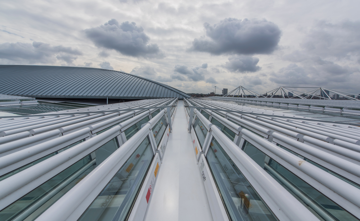 The louvered ventilators on the roof remove the warm air from the building and ensure a fresh air supply.