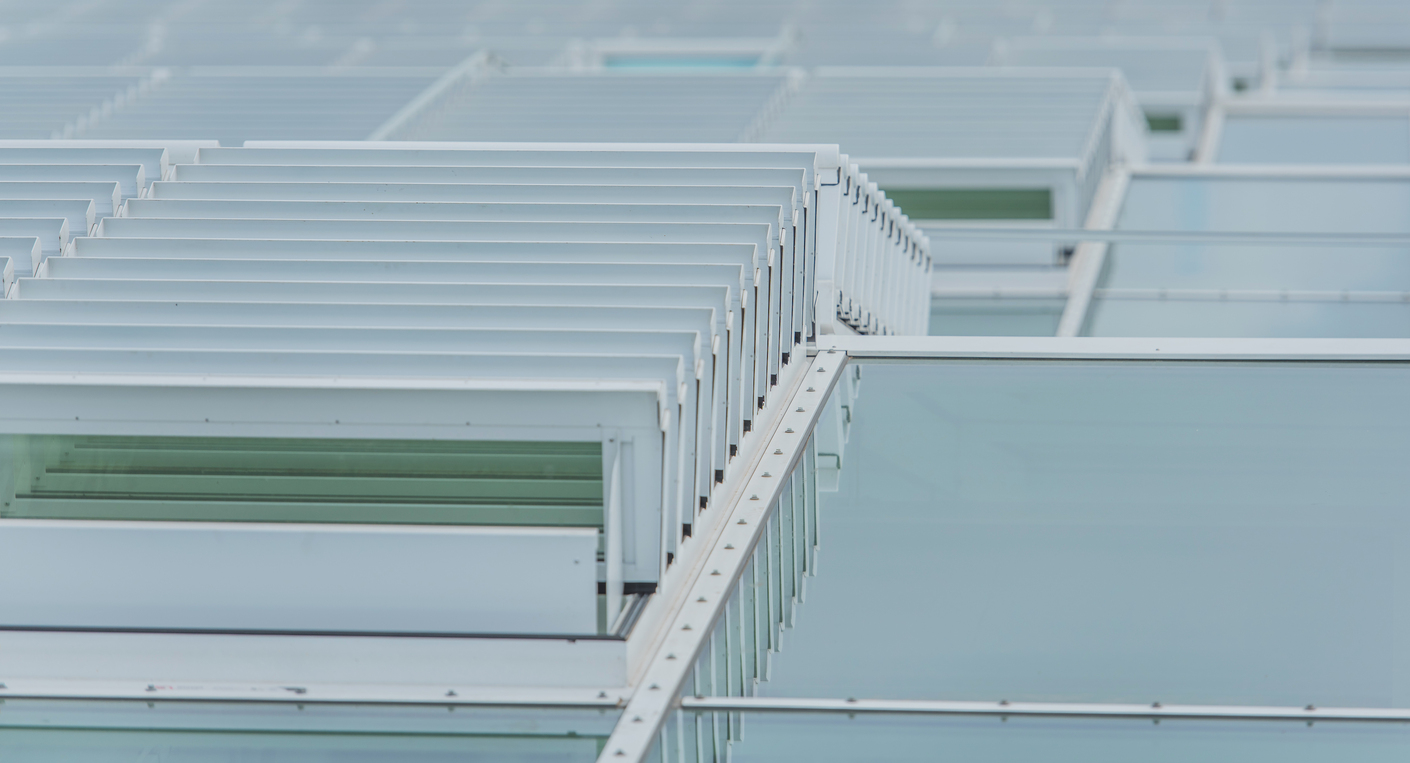 The louvered ventilators automatically extract not only the rising heat, but also smoke in an emergency.