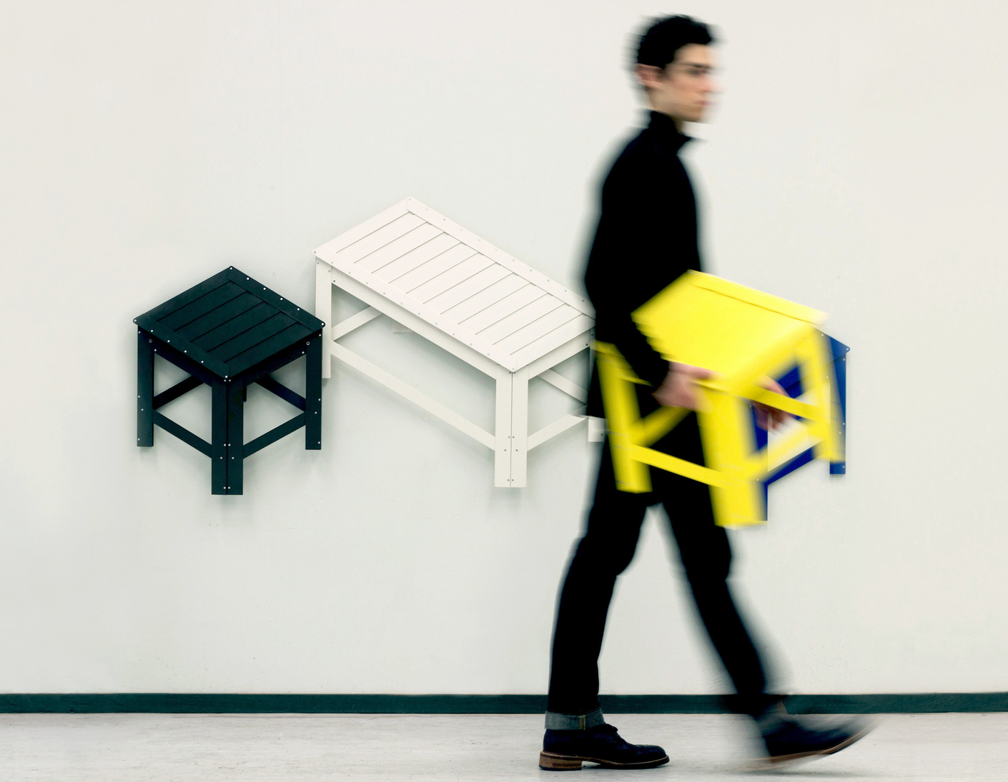 Zusammengeklappt können die Stühle und Bänke wie grafische Objekte an die Wand gehängt werden.