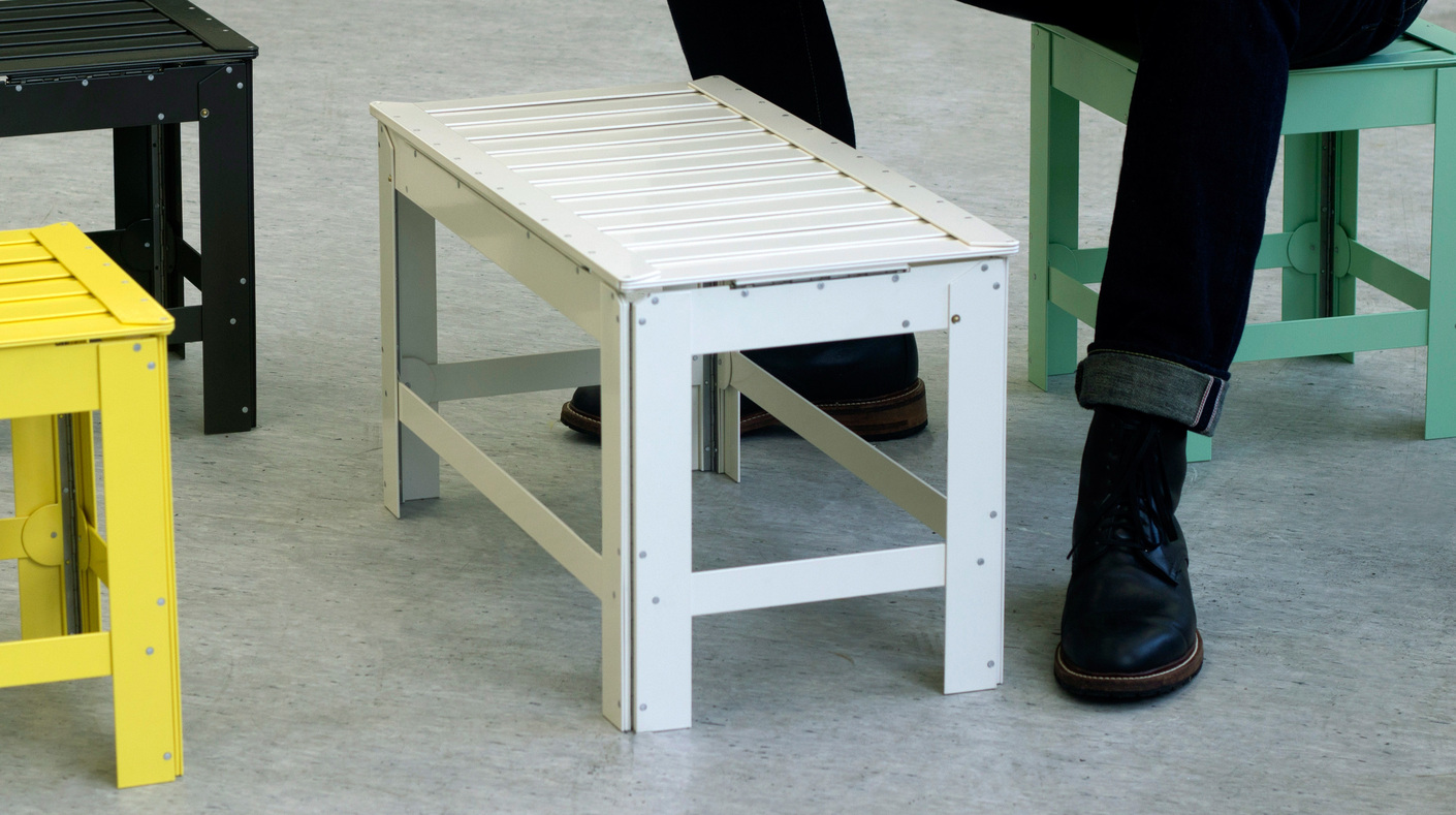 Gefertigt aus Aluminium, Stahl und Edelstahl sind die ausgeklappten Sitzplätze robust und flexibel.