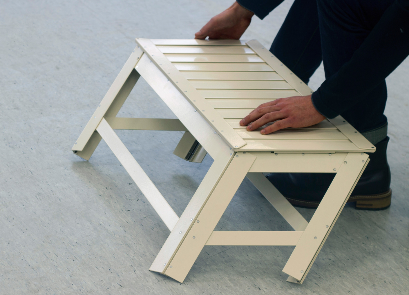 Die Verwandlung zur Sitzgelegenheit erfolgt mit einem Handgriff.