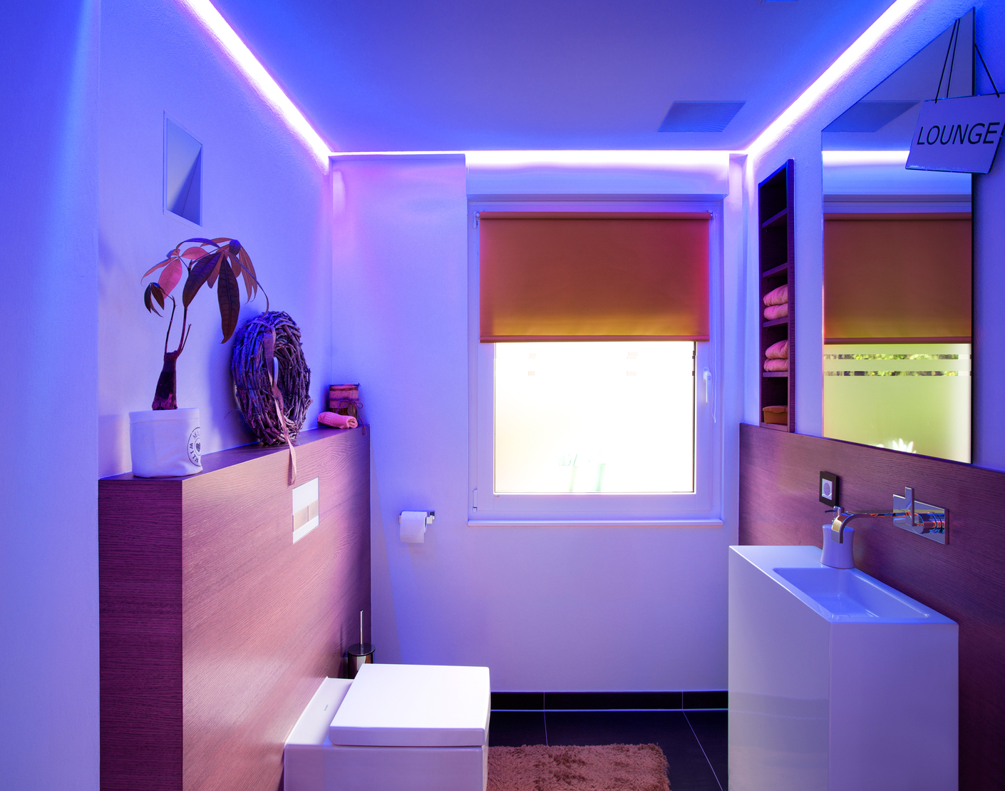 To top it all, the developers had colored LED luminaires installed in the bathroom, for example, so that the light mood can be changed there.